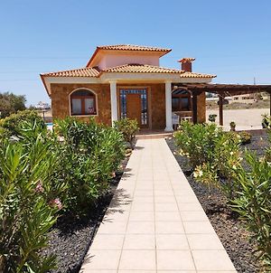 Villa Casa Del Sol 3 Bedroom Villa With Private Solar Covered 12M X 6M Pool Minimum Stay 7 Nights Chromecast And Wifi Throughout The Property Triquivijate Exterior photo