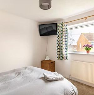 Double Room, Large Tv, With Great Transport Links Bolton Exterior photo