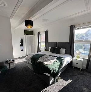 Spacious 5-Bedroom Home With Parking, Sleeps 13! Birkenhead Exterior photo