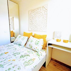 Private Room In Renovated Apartment - Tram 1 Min Walk Nice Exterior photo