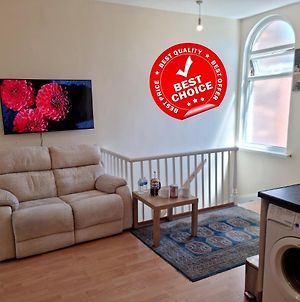 2 Bedroom 4 Beds Family Flat Free Parking & Fast Wi-Fi Self-Check-In Cosy & Spacious Rochdale Exterior photo