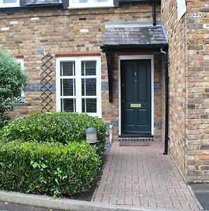 One Bedroom Central Windsor Flats With Parking Exterior photo