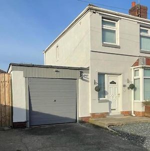 Lovely 3 Bedroom House With Off Street Parking Thornton  Exterior photo