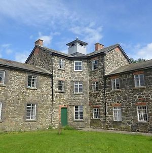 Llanfyllin Workhouse - Y Dolydd Hostel Exterior photo