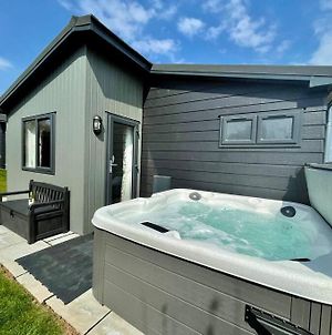 Luxury Holiday Home With Hot Tub Close To Tenby Beach Penally Exterior photo