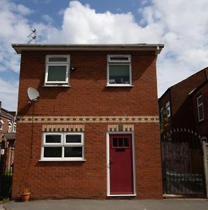 Cozy 1 Bed Cottage In Swinton Manchester Exterior photo