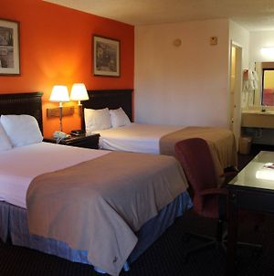 Clarion Inn & Suites Kissimmee-Lake Buena Vista South Exterior photo