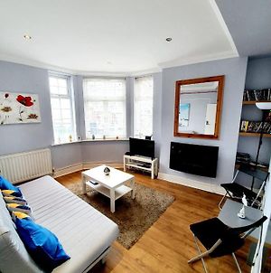 3 Bedroom Apartment Next To Westcliff-On-Sea Station Southend-on-Sea Exterior photo