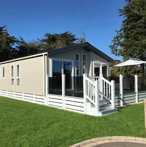 6 Berth Luxury Lodge In Christchurch  Exterior photo