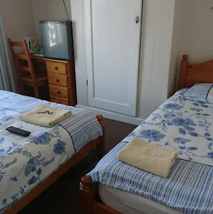Room In Guest Room - Comfortable Family Room With Tv, Free Fast Wifi, Sleeps 4 With 1 Bunk Bed Hayes  Exterior photo