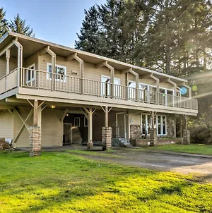 Spacious Home With Deck And Elevator Less Than 1 Mile To Coast Coos Bay Exterior photo