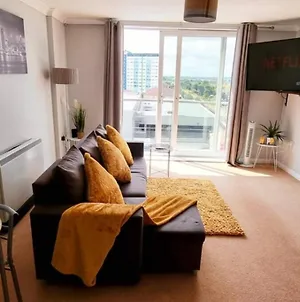 ⭑ Staywelcome- Stylish Apartment Near Heathrow, Skyline Views ⭑ Feltham Exterior photo