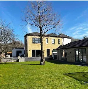Manchester Luxury Country House Close To The City With Hot Tub & Bbq Fire Pit. Exterior photo