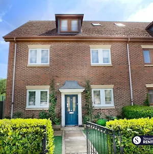 Chobham - 3 Bedroom Townhouse With Garden & Parking Exterior photo