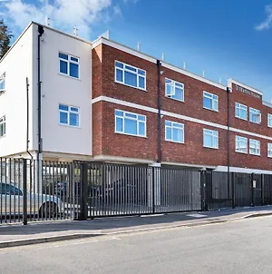 St Martins House Luxury 2 Bedroom Apartments Ruislip By 360Stays Exterior photo