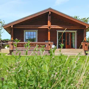 Bunnahahbain - Two Bedroom Luxury Log Cabin With Private Hot Tub Berwick Upon Tweed Exterior photo