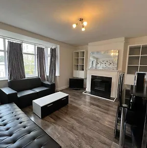 Bright And Spacious 2-Bed Apartment In Sutton Sutton  Exterior photo