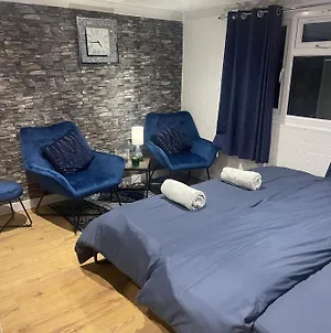 Spacious Loft Converted Bedroom With Toilet Only, Separate Guest Shower On Ground Floor Plus Free Parking Hanworth Exterior photo