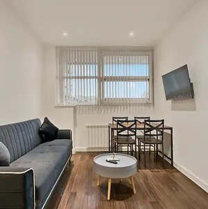 Modern 1 Bed By Heathrow Airport Apartment London Exterior photo
