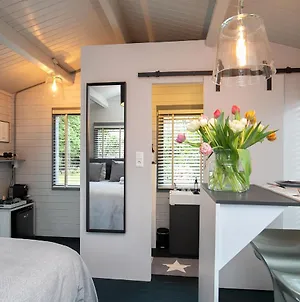 Tiny House Boatshed Bed & Breakfast Heemstede Exterior photo