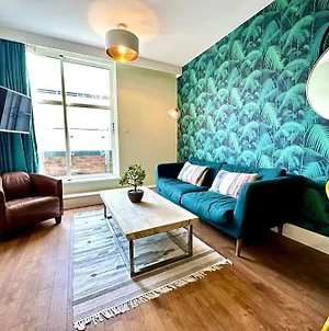 Amazing Modern Apartment - Free Secure Parking! - 1 Minute Walk To Poole Quay - Great Location - Free Parking - Fast Wifi - Smart Tv - Newly Decorated - Sleeps Up To 2! Close To Poole & Bournemouth & Sandbanks Exterior photo