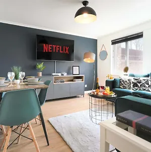 Central Mk House With Free Parking, Fast Wifi, And Smart Tv With Xbox, Sky Tv Packages And Netflix By Yoko Property Milton Keynes Exterior photo