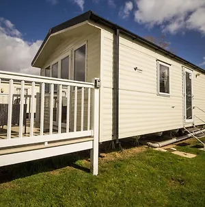 8 Berth Caravan With Lovely Decking At Valley Farm, Ref 46791V Great Clacton Exterior photo