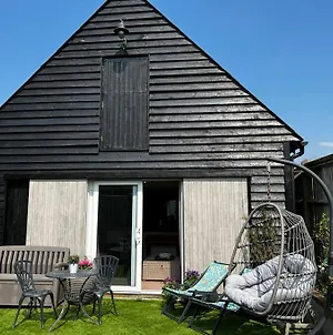 Quirky 1 Bedroom Barn On The River In Arundel Exterior photo