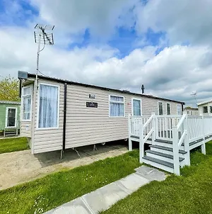 Beautiful Caravan With Decking And Free Wifi At Highfield Grange Ref 26740Wr Clacton-on-Sea Exterior photo