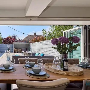 Host Liverpool - Greasby Luxury Home, Near Golf & Beach Exterior photo