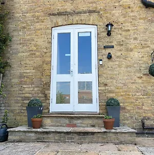 The Ingleside Apartment Basingstoke Exterior photo