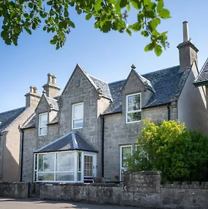 Seaview House - A Traditional Home By The Beach Nairn Exterior photo