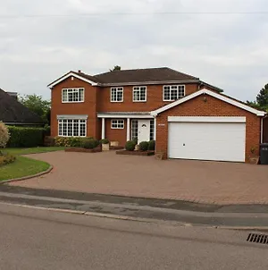 Lovely 10-Bed House In Birmingham With A Big Drive Exterior photo