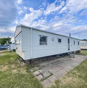 Homely 8 Berth Caravan On A Great Holiday Park, Ref 46695V Great Clacton Exterior photo