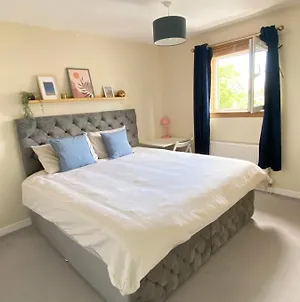 Cozy Bedroom In Shared Accommodation With Free Parking Edinburgh Exterior photo