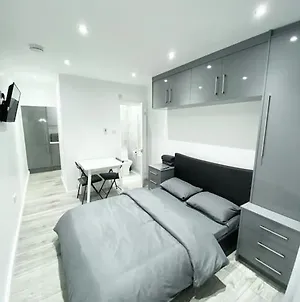 Johal Accommodation Ltd- Nec 1 Bedroom Studio Apartment With Free Parking Sheldon  Exterior photo