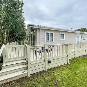 Stunning Lodge With Decking At Oaklands Holiday Park In Essex Ref 39017Rw Clacton-on-Sea Exterior photo