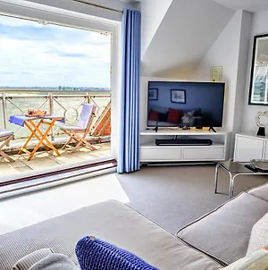 Finest Retreats - Kings Wharf - Luxury Riverside Home Burnham-on-Crouch Exterior photo