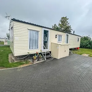 Lovely 6 Berth Caravan At Oaklands Holiday Park Ref 39031Cw Clacton-on-Sea Exterior photo