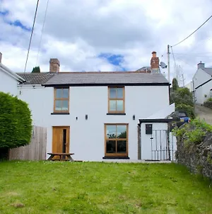 Cwmwl Gwyn Cottage In The Heart Of The Old Town Llantrisant  Exterior photo