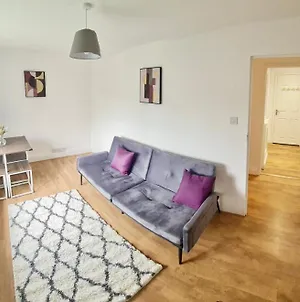 2 Bed Spacious Apartment, Sleeps 5, Free Wifi, Free Parking, Amenities Nearby, Good Transport Links Nearby, Contractors And Holidays Harlow Exterior photo