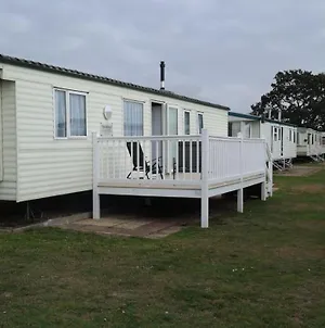 Lovely Caravan With Decking And Free Wifi At Valley Farm, Essex Ref 46610V Great Clacton Exterior photo