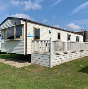 Immaculate 3-Bed Chalet In Clacton-On-Sea Exterior photo