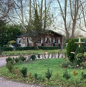 Log Cabin, Conveniently Situated Halfway Between Stratford And Warwick Exterior photo