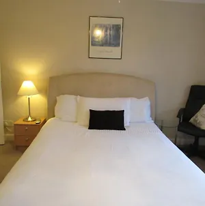 Sleepneat Bed & Breakfast Ascot  Room photo