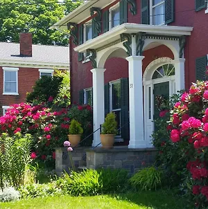 Grape Arbor Bed And Breakfast Erie Exterior photo