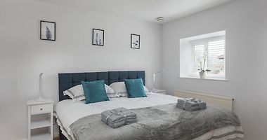 Luxury City Centre Apartment with Free Parking, Smart TV and Fast Wifi by  Yoko Property, Milton Keynes, UK 